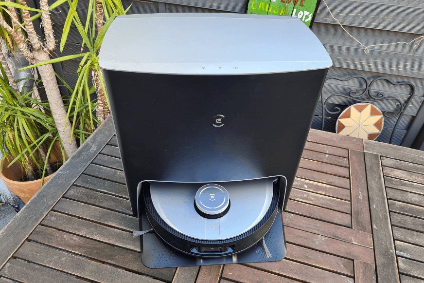 Das Design der Ecovacs Deebot X1 Turbo Wischstation ist in der Nahaufnahme zu sehen.